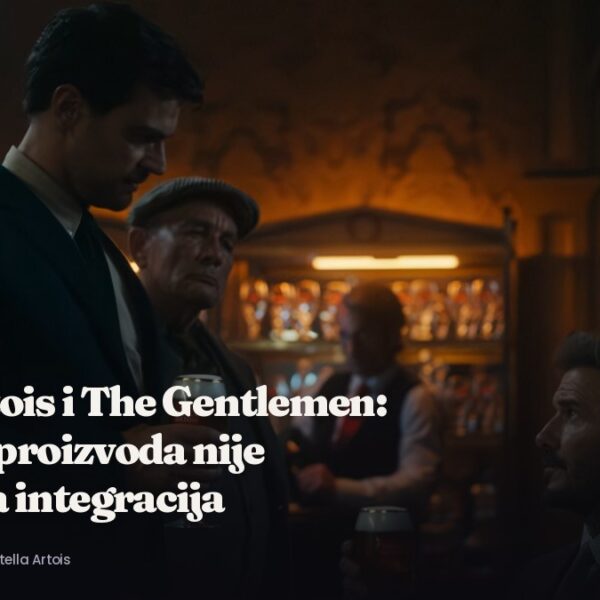 Kadar iz reklame Stella Artois za seriju The Gentlemen — Teo Džejms i Dejvid Bekam sa čašama piva u pabu